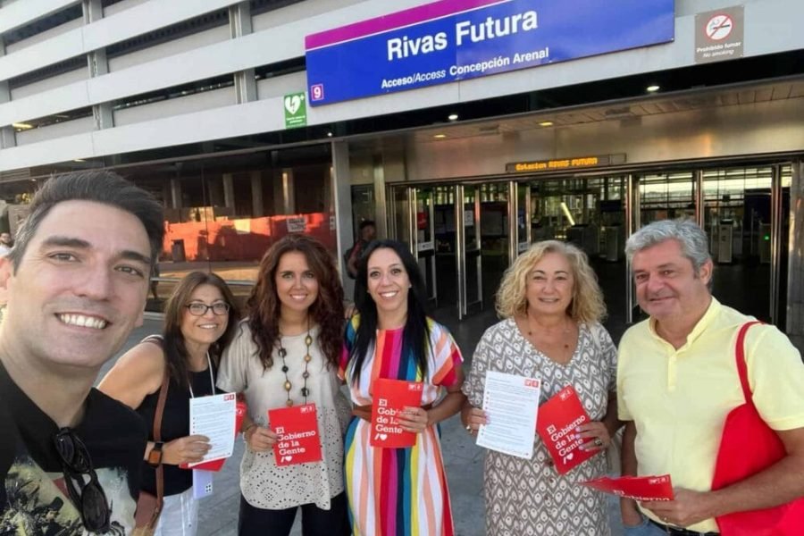 Mónica Carazo y PSOE Rivas reparten folletos informativos en la entrada del metro de Rivas Futura