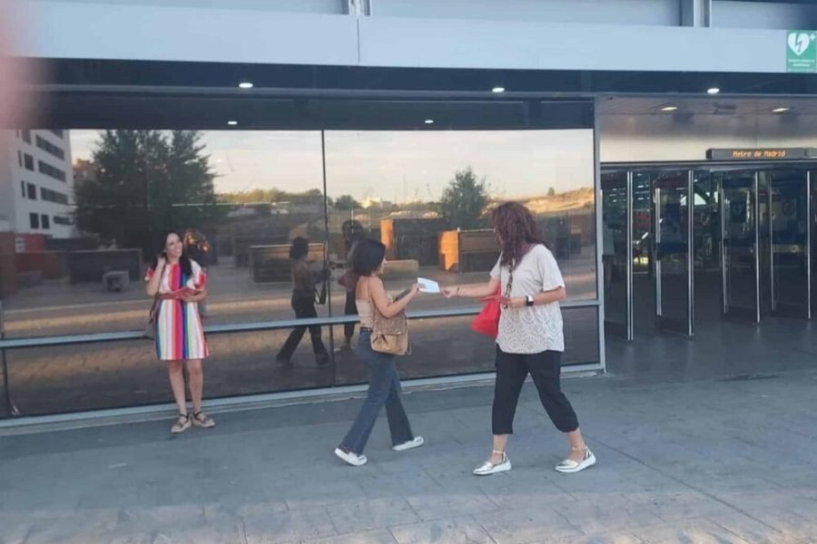 Reparto de folletos del PSOE Rivas en el Metro de Rivas Futura