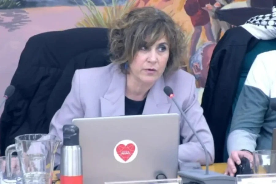 Charo Sandoval, concejala de Más Madrid dentro del Grupo IU-MM-VQ, en el pleno municipal de Rivas del 30 de noviembre de 2023.