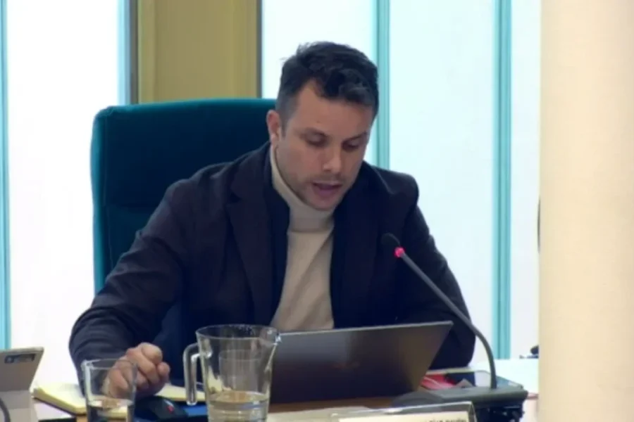 Álvaro Garrucho, concejal del PP, en el pleno municipal de Rivas del 30 de noviembre de 2023.