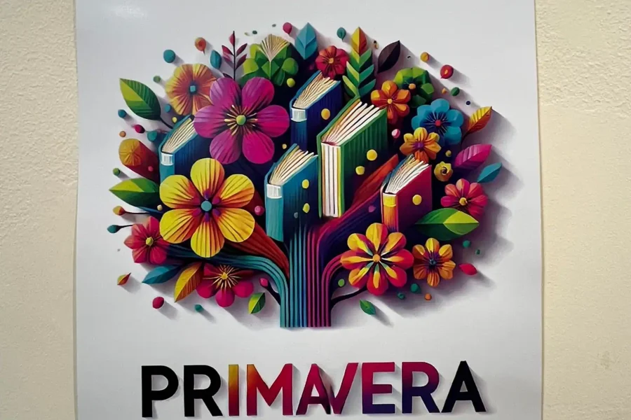 Un cartel pegado en una pared reza Bienvenid@s al Congreso Primavera Literaria.MAD. y muestra coloridas flores y libros, resaltando el vibrante espíritu del Congreso Primavera Literaria de Rivas.