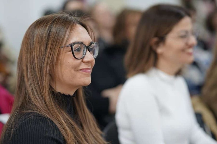 Aída Castillejo en la asamblea abierta de IU Rivas.