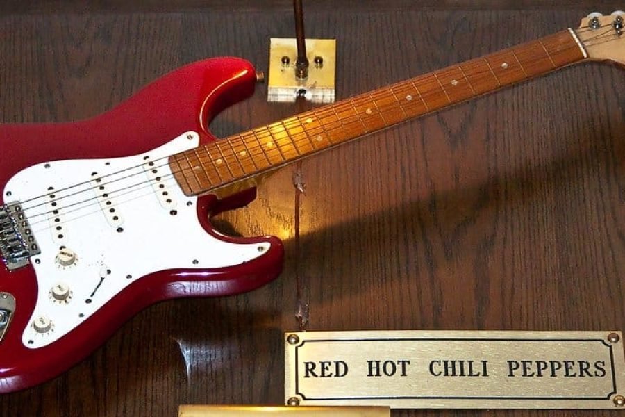 Guitarra de los Red Hot Chili Peppers expuesta en un Hard Rock Café.