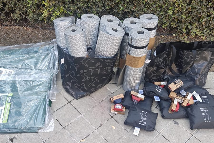 Lonas, esterillas y chubasqueros donados a la acampada de la Puerta del Sol, colocados en el suelo