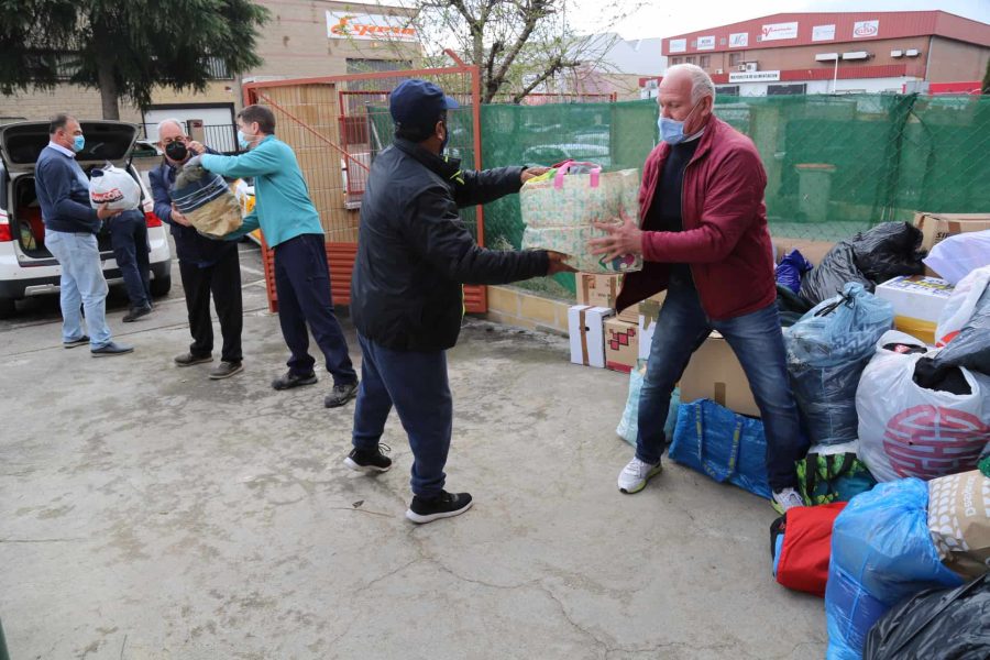Voluntarios ayudan en la recogida de material destinado a Ucrania hace unos meses.