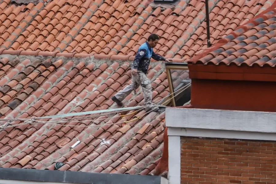 Un obrero trabajando en un tejado en Madrid. Foto: CCOO Madrid.