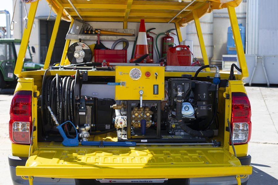 Camioneta amarilla del Servicio de Prevención de Incendios de Rivamadrid con el módulo de extinción en la caja