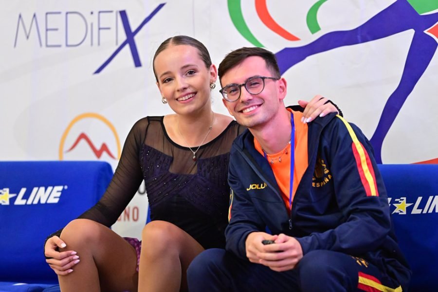 Adriana Santiago, con su entrenador, en el Europeo de Ponte di Legno