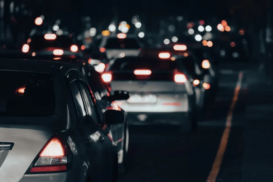 Retención de vehículos durante una noche | Foto de 134RF/danielt1994. Noticia fallecidos en carretera.