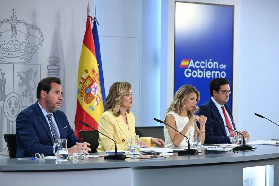 Cuatro personas vestidas de etiqueta se sientan en una mesa de conferencias con micrófonos para hablar en un acto con la prensa. Detrás de ellos, la bandera española y un cartel en el que se lee Acción de Gobierno, mientras el Consejo de Ministros aborda la zona catastrófica y las hectáreas quemadas.