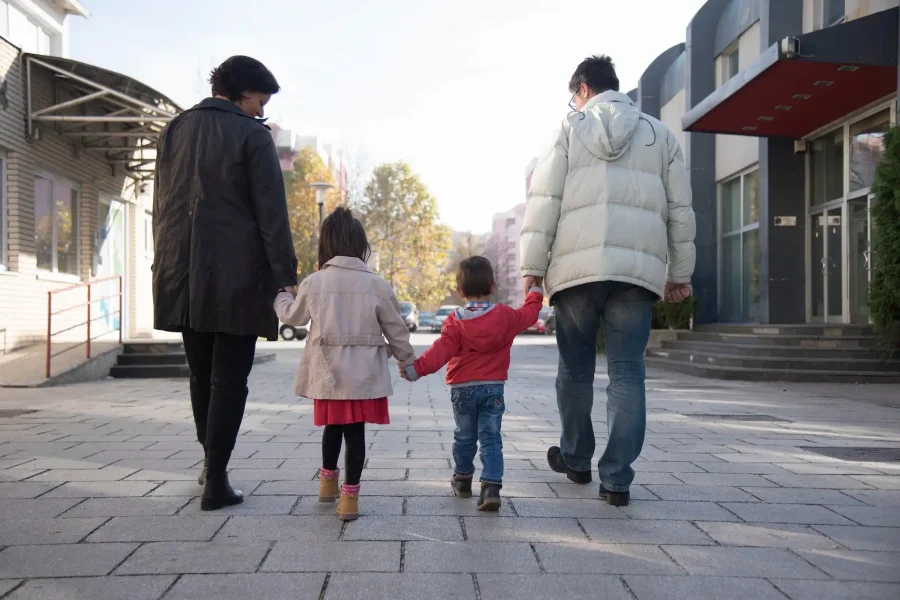 Una familia paseando por la calle | Foto de Aldeas Infantiles