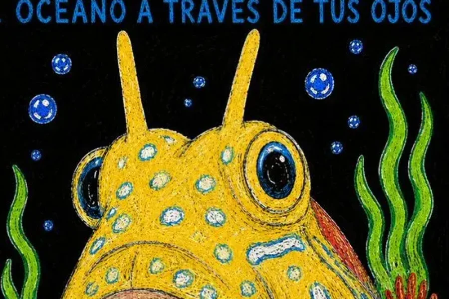 Ilustración de un pez amarillo con manchas y ojos grandes, rodeado de algas verdes y burbujas, que recuerda a un dibujo creado para un concurso infantil. En la parte superior se lee «Océano a través de tus ojos» sobre un fondo negro.