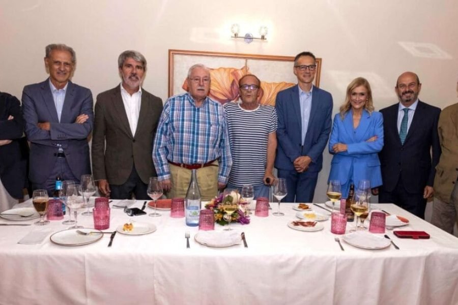 Nino Olmeda, en el centro, junto con Pedroche, González Huesa, Garrido, Leguina, Riaño, Cifuentes, Rollán y Gallardón