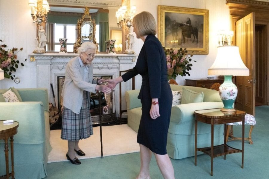 La reina Isabel II, en su último acto oficial el martes con la nueva primera ministra Liz Truss | Foto de la Casa Real Británica