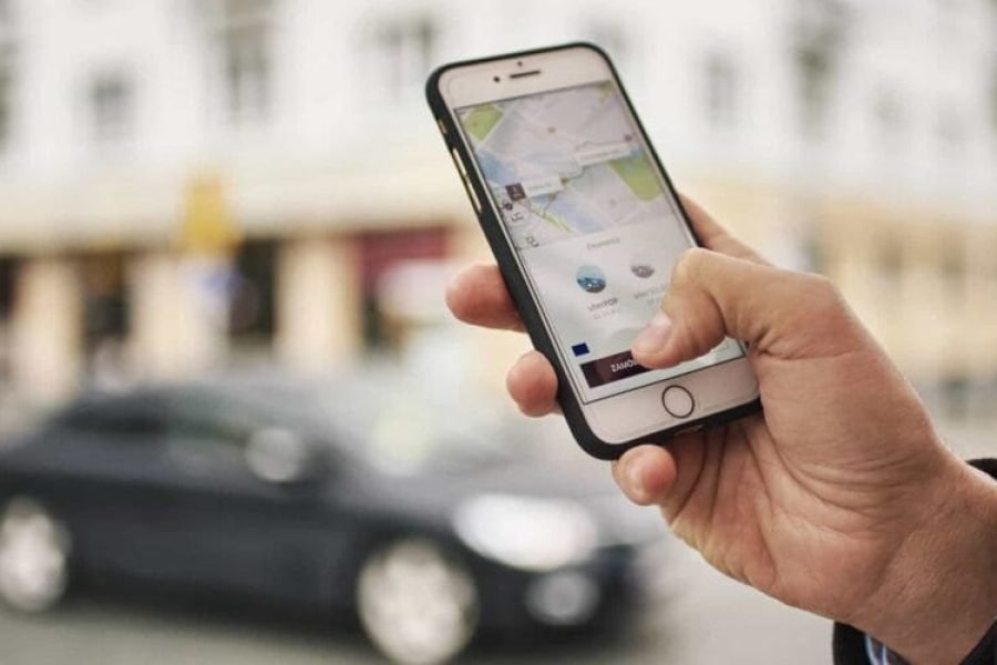 Un usuario utilizando la app de Uber | Foto de Uber