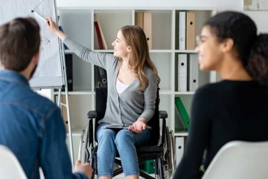 Mujer en silla de ruedas en su puesto de trabajo |Foto Servimedia