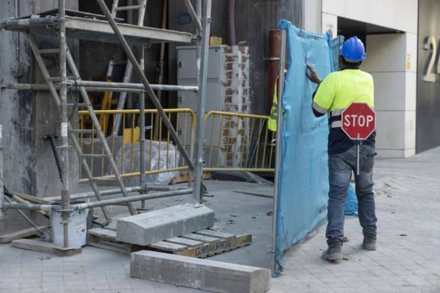 Un obrero de la construcción en Madrid |Foto: Servimedia.