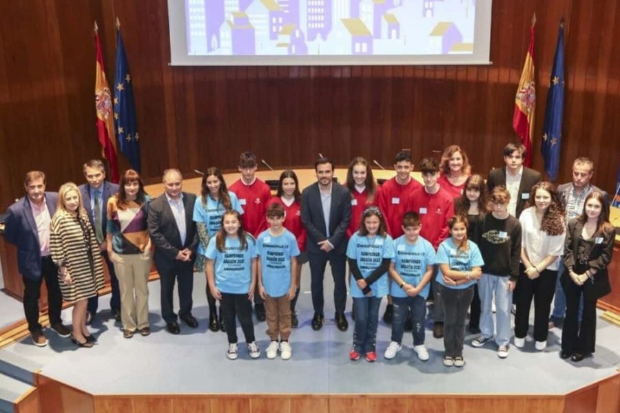 Los ganadores de la 17 edición nacional de Consumópolis, junto al ministro Alberto Garzón (en el centro) l Foto del Ministerio de Consumo