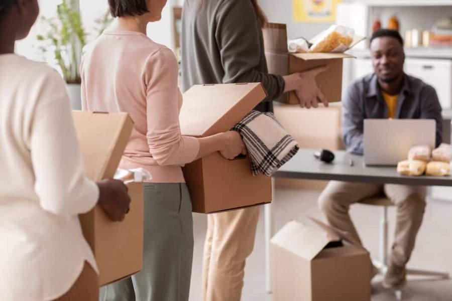 Varias personas donan ropa y objetos a una ONG