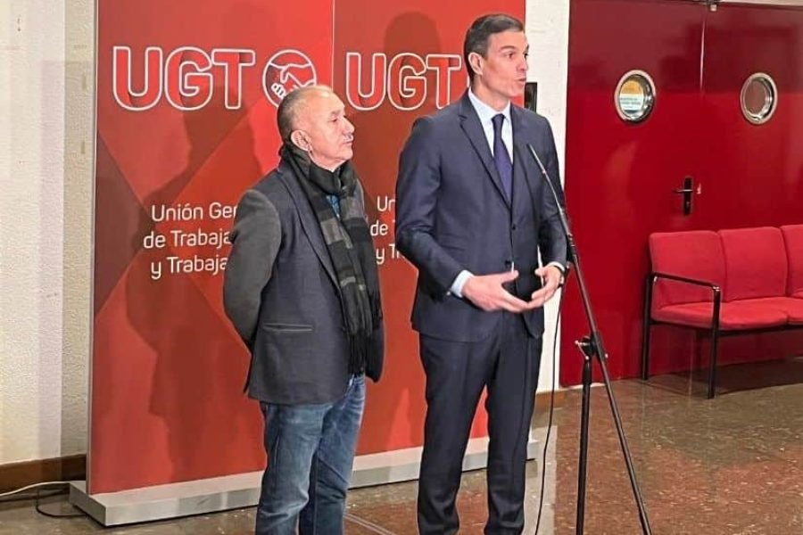 Sánchez junto a Pepe Álvarez en la capilla ardiente de Nicolás Redondo | Foto de UGT
