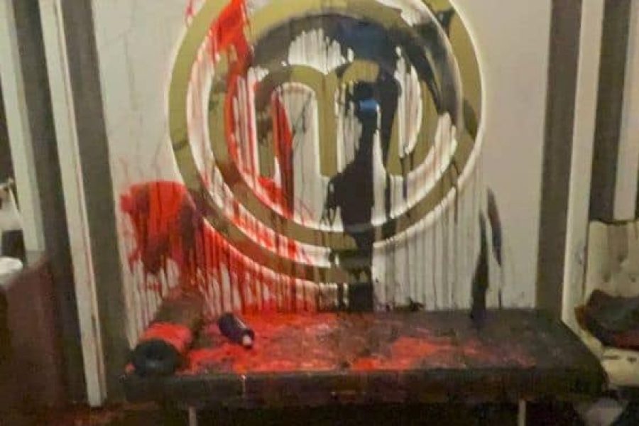 Activistas climáticos derraman pintura en el restaurante MasterChef