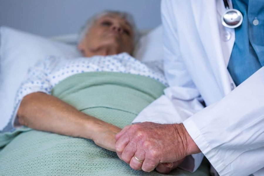 Una persona mayor es atendida en un centro sanitario | Foto de Servimedia