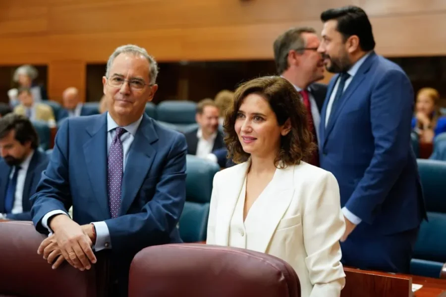La presidenta en funciones de la Comunidad, Isabel Díaz Ayuso, junto con el nuevo presidente de la Asamblea regional, Enrique Ossorio | Foto de la Comunidad de Madrid
