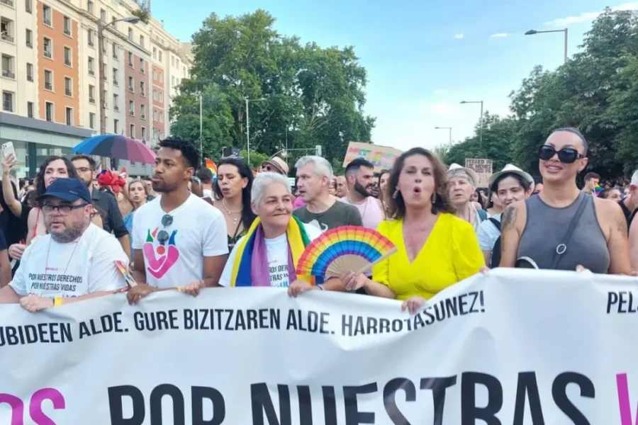 La 'marea arcoiris' llena Madrid con la manifestación del Orgullo Lgtbi