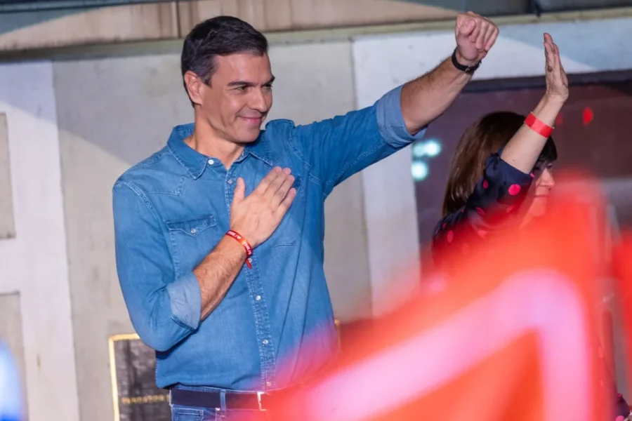 foto de pedro sánchez tras un buen resultadoo del psoe este 23J