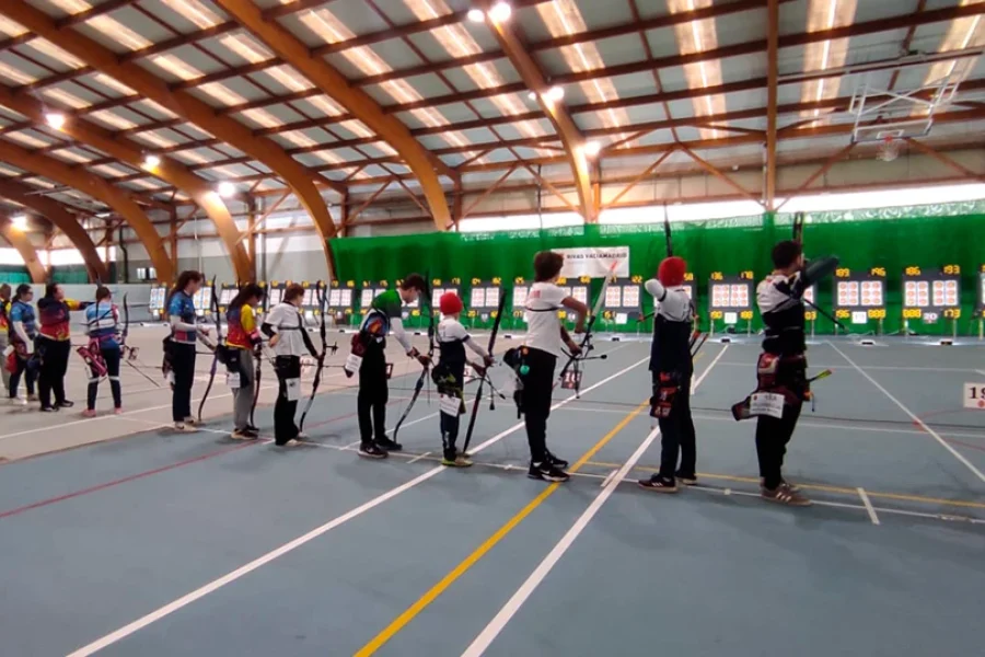 Arqueras y arqueros participantes en la jornada de Rivas. Foto del Ayuntamiento.