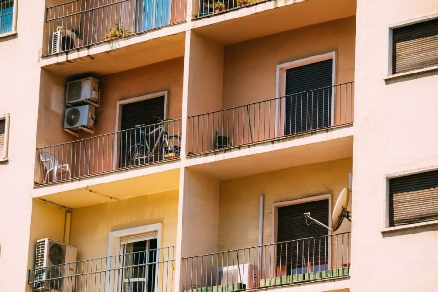 Fachadas de viviendas con aparatos de aire acondicionado