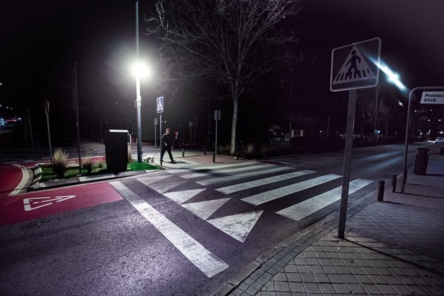 Paso de peatones iluminado con alumbrado inteligente, en una calle de Rivas.