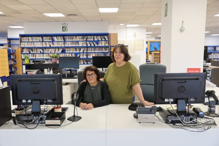 Sala de la biblioteca José Saramago de Rivas Vaciamadrid con el mobiliario renovado y los puestos de lectura preparados