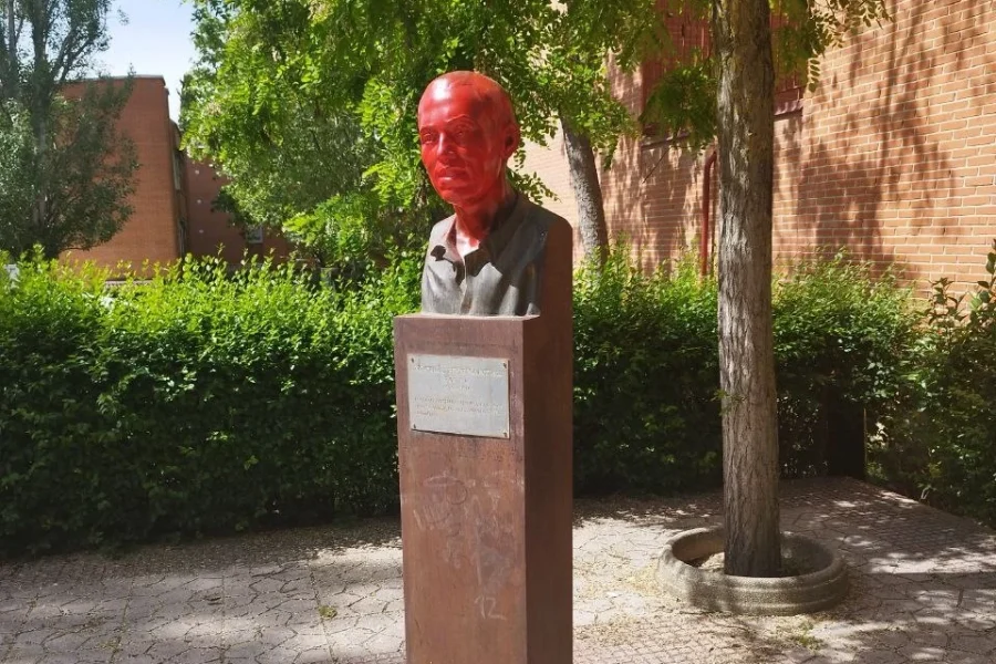 Vandalizado el busto homenaje a Miguel Hernández