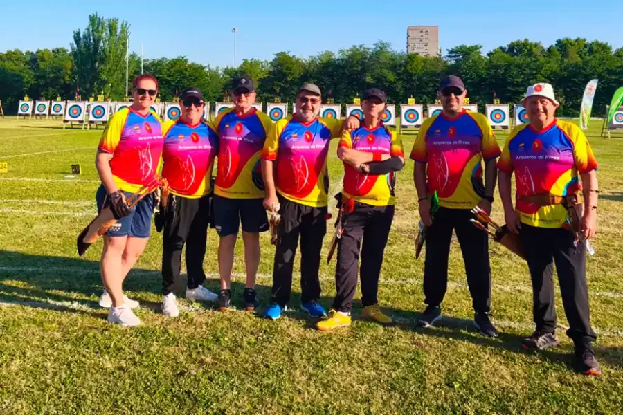 Yolanda Díaz, Juan José de la Parra y los otros cinco integrantes del club Tiro con Arco de Rivas, en el Campeonato de España 2025.
