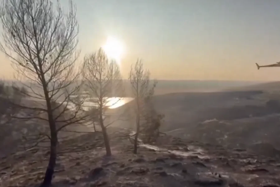 Continúa la extinción del incendio forestal de Rivas