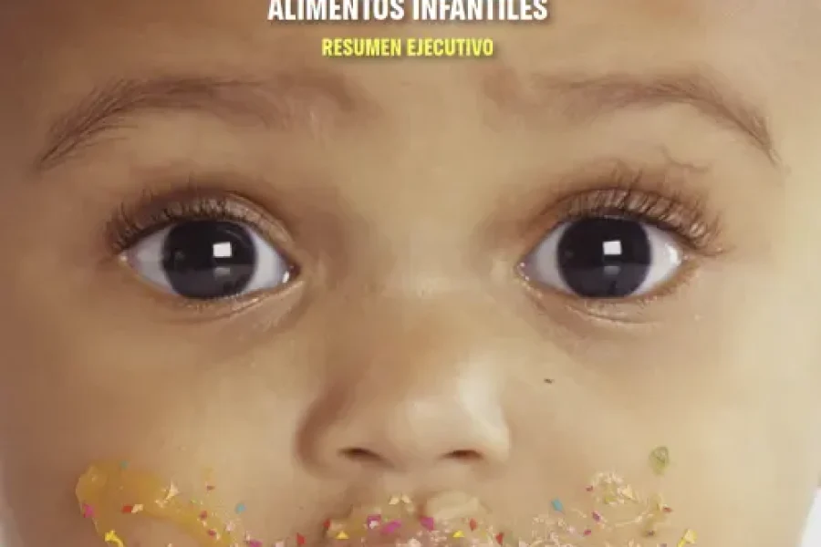 Un bebé con comida en la cara mira a la cámara. La imagen lleva un titular de Greenpeace en español, creado con borrador automático, que advierte de los riesgos de los plásticos pequeños en los envases de alimentos infantiles.