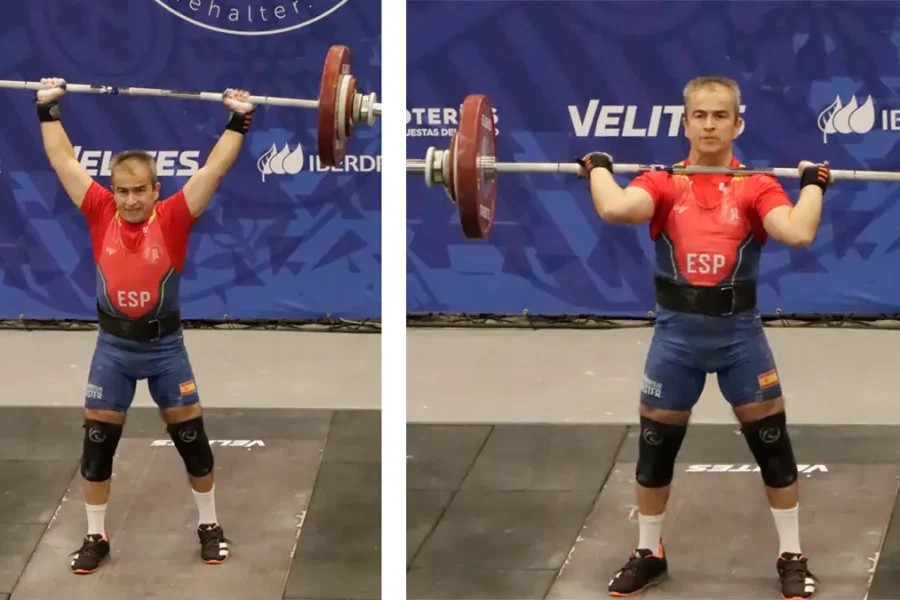 Un halterófilo con una camiseta roja con la marca ESP, identificado como Carlos Aranda, levanta una pesa por encima de la cabeza en la imagen de la izquierda y la sostiene a la altura del hombro en la de la derecha, ambas tomadas durante su candidatura al título nacional en una competición de halterofilia.