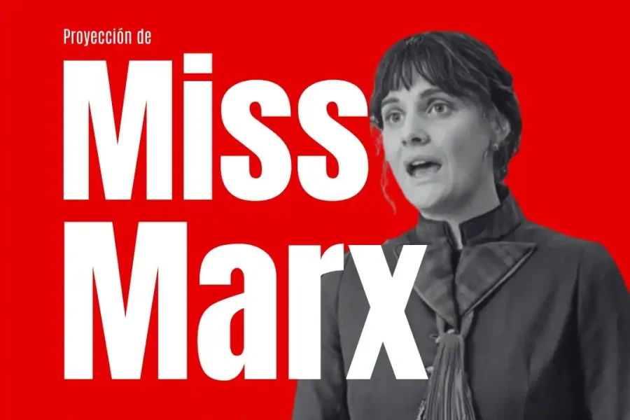 Cartel en blanco y negro para la proyección de Miss Marx en el que aparece una mujer hablando con una mano levantada. Los detalles del evento, fecha, hora, lugar (Centro Social La Seta Roja) y orador invitado aparecen en rojo y blanco.