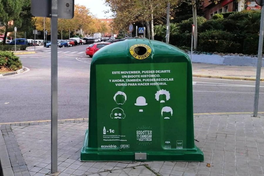 Contenedor verde de envases de vidrio en una calle de Rivas