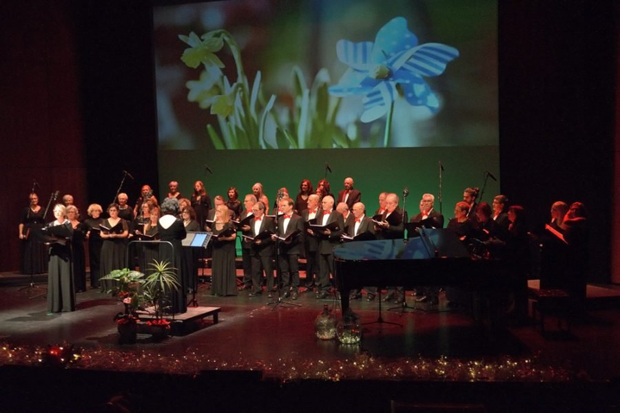 El Coro Rivas durante uno de sus conciertos, con atriles y partituras sobre el escenario