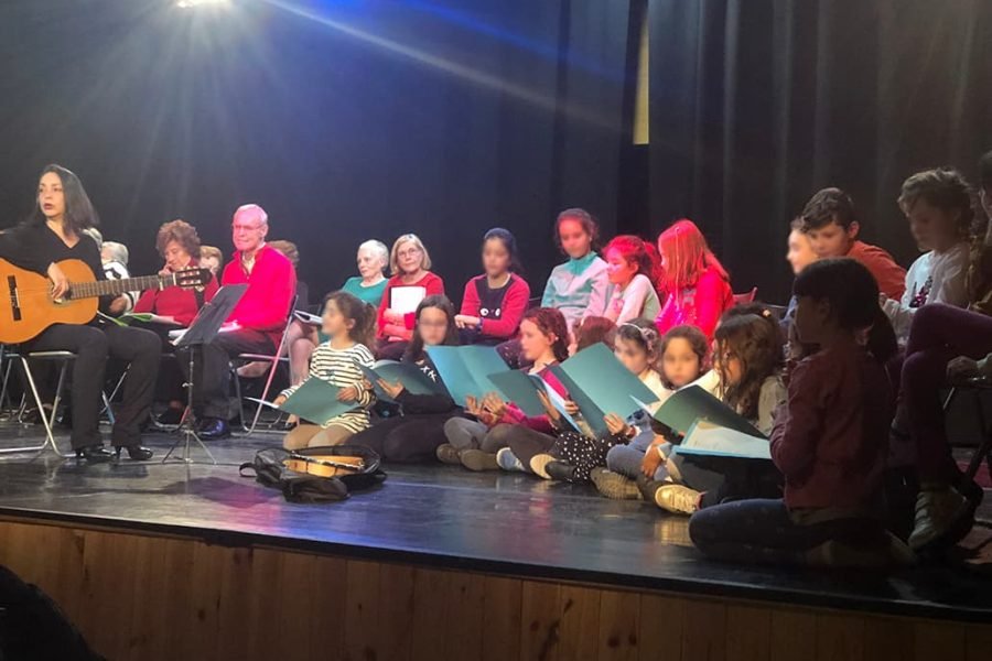Coro intergeneracional de Rivas, que sumas las voces de mayores con las de niñas y niños de la coral Cuncuna Amarilla.