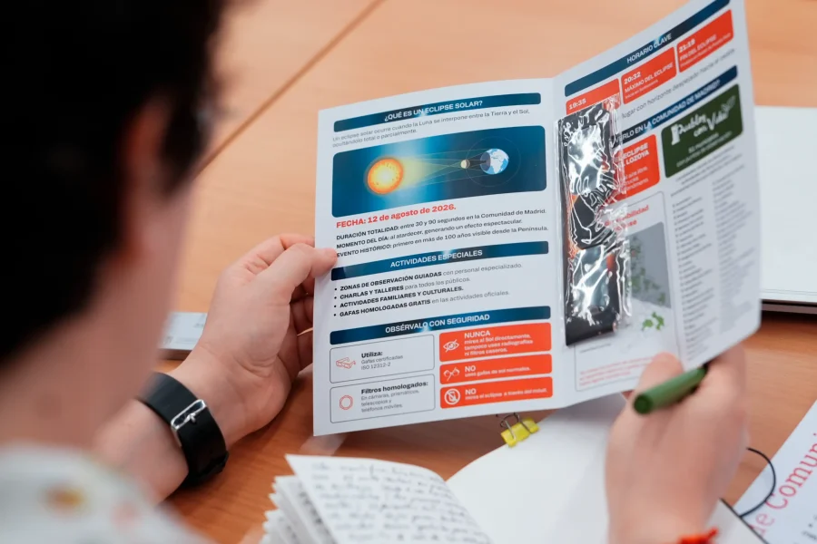 Folleto de la Comunidad de Madrid sobre el próximo eclipse.