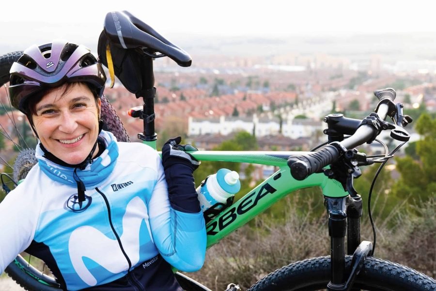 Almudena Ruiz, con su bici de montaña en el Cerro del Telégrafo