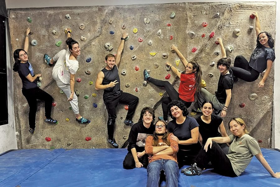 Jóvenes escalando en el rocódromo dentro del programa Deporte Joven de Rivas