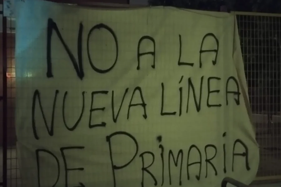 Pancarta contra el aumento de línea en  Primaria  en la noche del domingo.