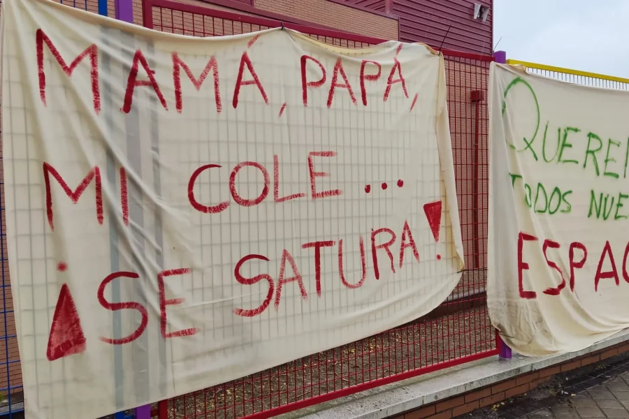 Retiran las pancartas en defensa del CEIP Dulce Chacón