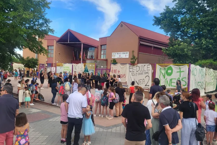 El profesorado del CEIP Dulce Chacón protesta de negro