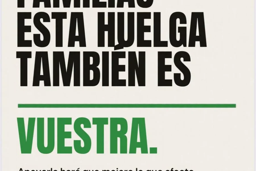 Cartel de una huelga escolar de duración indefinida en la Comunidad de Madrid, en el que se afirma que el movimiento también pertenece a las familias, con numerosos logotipos de organizaciones en la parte inferior.