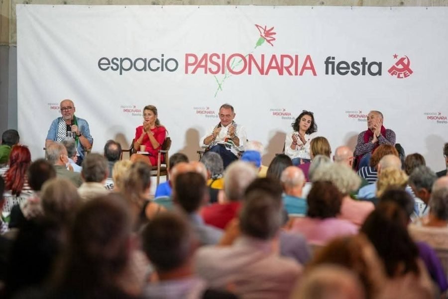 Ponentes en el Espacio Pasionaria durante una edición anterior de la Fiesta del PCE, ante el público